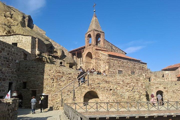 Tour del monastero di David Gareji e delle montagne arcobaleno con degustazione di vini