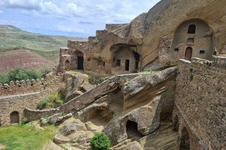 David Gareji Monastery & Rainbow Mountains Tour mit Weinprobe