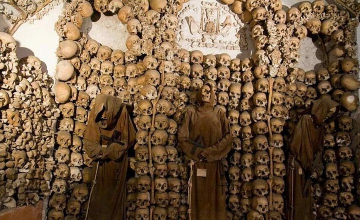 ゴルフカートで隠されたローマ：カタコンベ、地下墓地と神聖な芸術