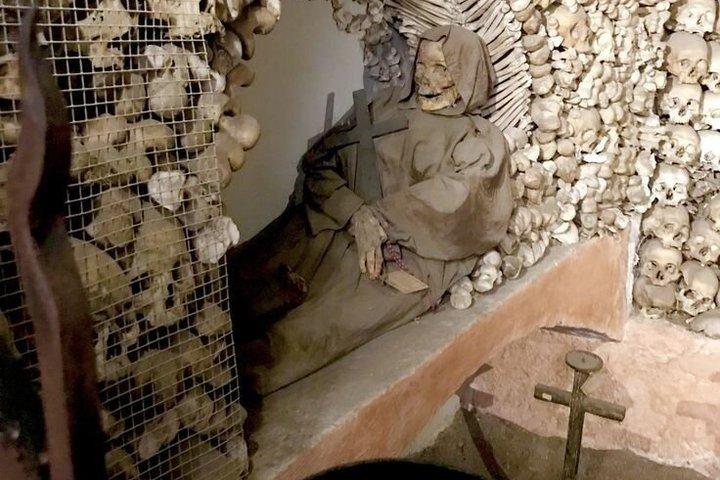 ゴルフカートで隠されたローマ：カタコンベ、地下墓地と神聖な芸術