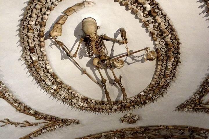 ゴルフカートで隠されたローマ：カタコンベ、地下墓地と神聖な芸術