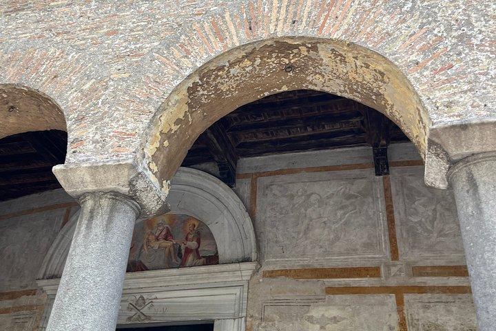 ゴルフカートで隠されたローマ：カタコンベ、地下墓地と神聖な芸術