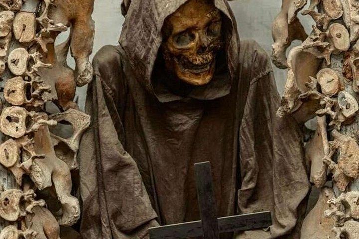 ゴルフカートで隠されたローマ：カタコンベ、地下墓地と神聖な芸術