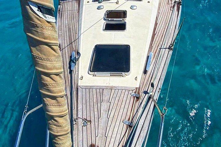 パロス島からアンティパロス島への7時間のセーリングツアー（ランチ付き）