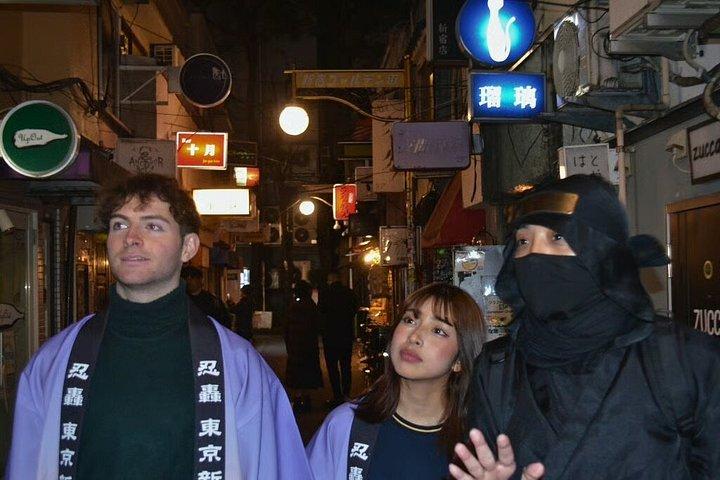 忍者ガイド付き東京新宿ゴールデン街裏通り散策ツアー