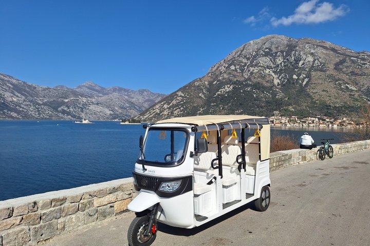 Experiencia Kotor: Cueva Azul y tour panorámico en tuk-tuk.