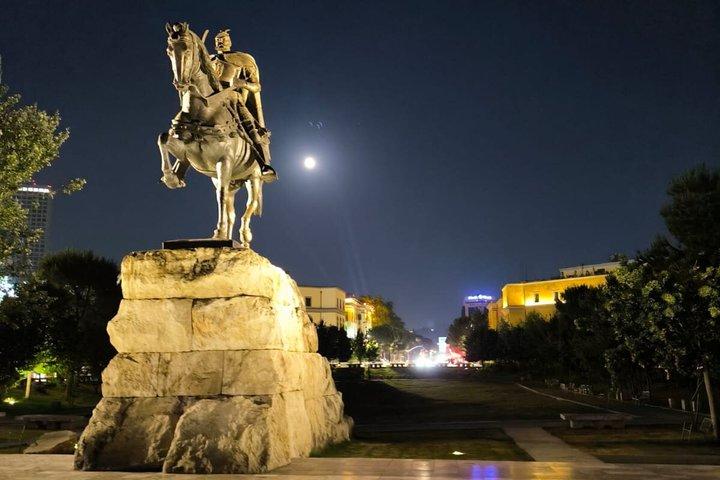Punti salienti di Tirana, Passeggiata sul lungomare con un amico locale