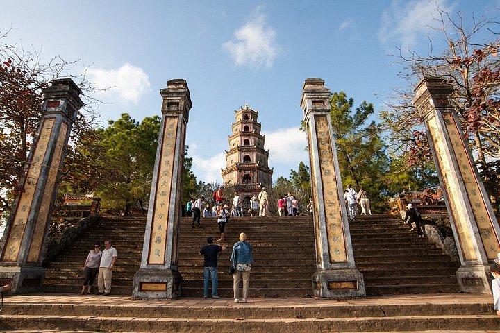 英語ドライバー&カスタム旅程付きフエシティツアー