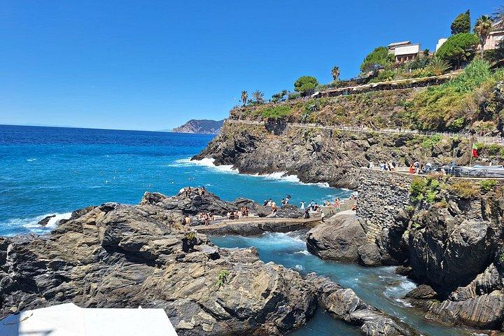 プライベートチンクエ・テッレ日帰り旅行と2つの町を結ぶフェリー