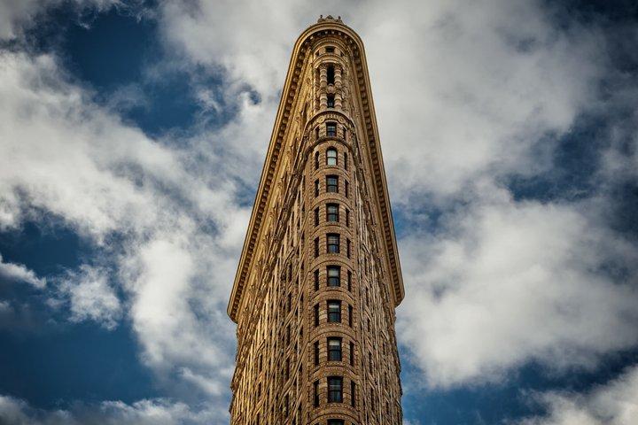 マンハッタンの象徴的なランドマークを巡るプライベートラグジュアリーカーツアー