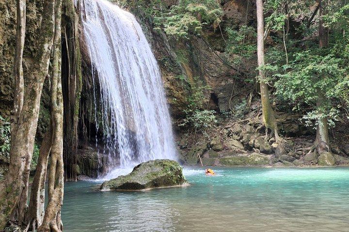 Exclusivo Kanchanaburi Highlights & Erawan Waterfall Excursão de um dia