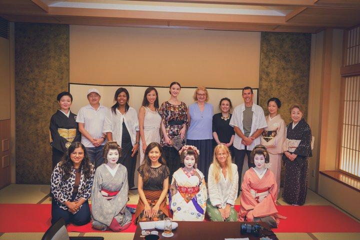 Rendimiento de Asakusa Geisha y experiencia en la casa de té