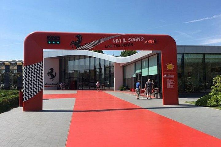 モデナでフェラーリ・マラネッロとエンツォ・フェラーリへのバス送迎