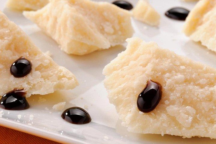 ガイド付きバルサミコ酢セラーツアーとモデナでのお食事（オプション）