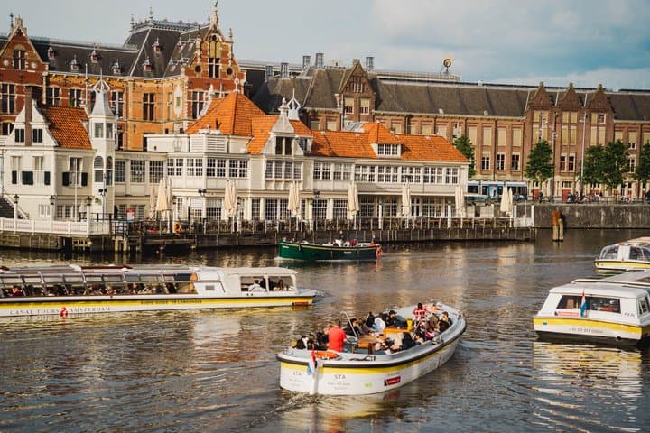 Amsterdam: German Canal Cruise with unlimited drinks