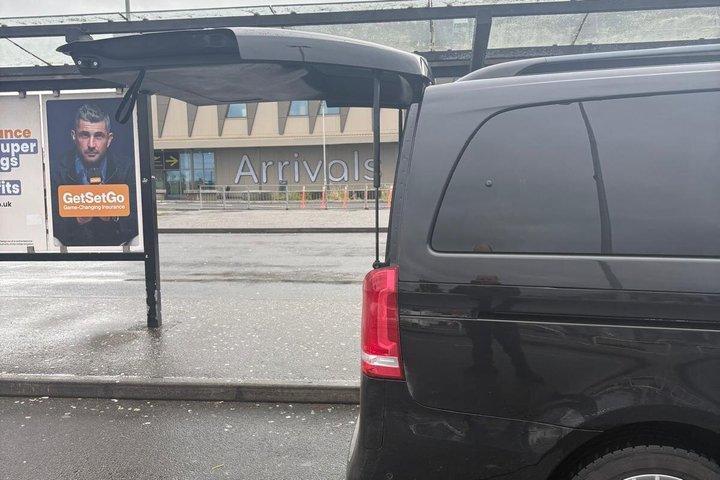 Privater Transfer zum Flughafen Belfast