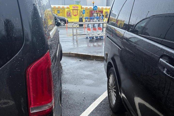 Privater Transfer zum Flughafen Belfast