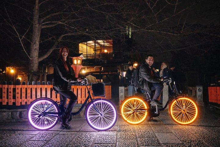 京都:プライベートLED E-Bikeナイトライドで祇園を駆け抜ける