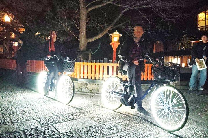 京都:プライベートLED E-Bikeナイトライドで祇園を駆け抜ける