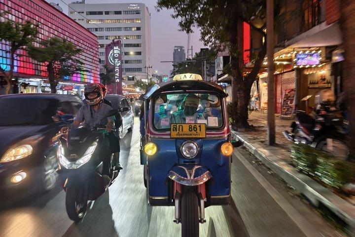 典型的なタイのトゥクトゥクでバンコクを体験