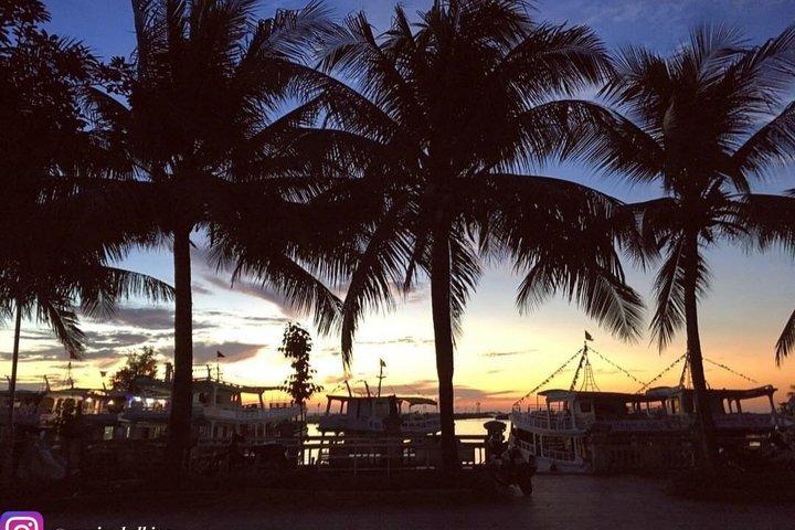 夕焼けと夜のイカ釣りを楽しむ
