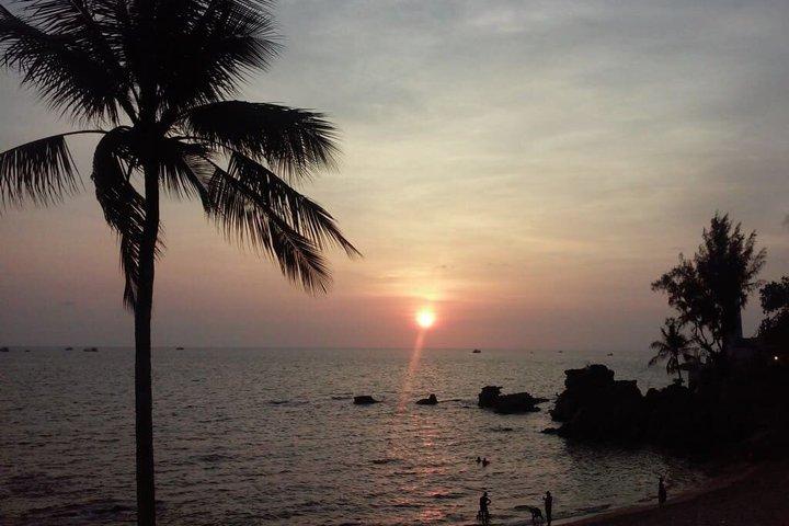 夕焼けと夜のイカ釣りを楽しむ