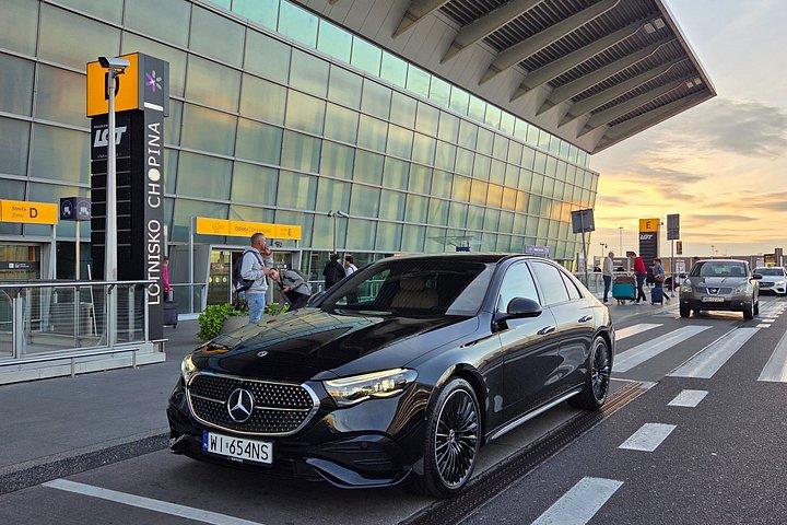 メルセデスEクラストランスファーWAWショパン空港-ワルシャワ市内中心部