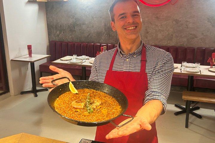 Paella-madlavningskursus i Barcelona | Lille gruppe, Cava og vin