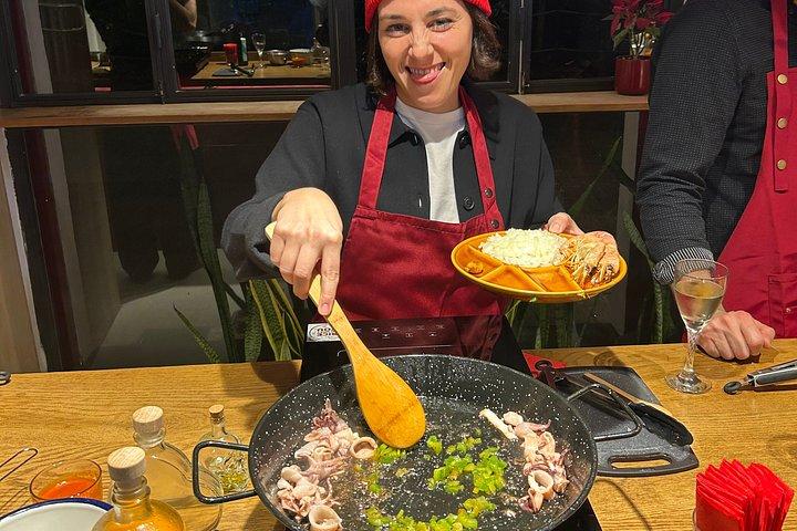 Paella-madlavningskursus i Barcelona | Lille gruppe, Cava og vin