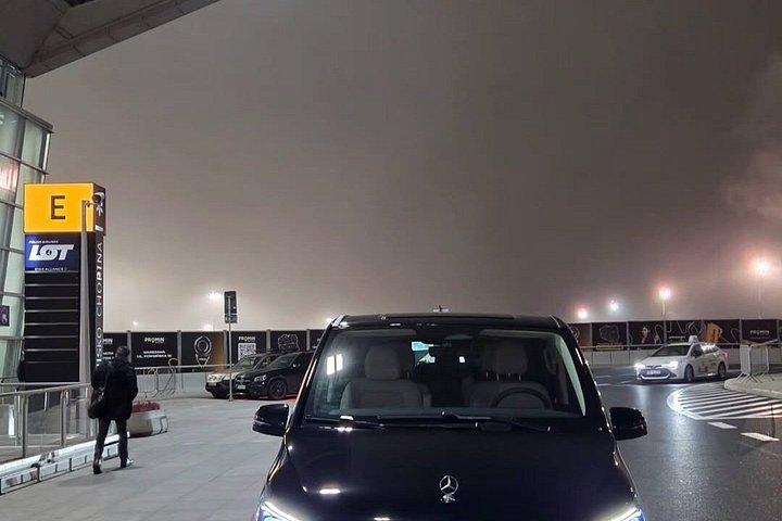 ワルシャワ市内とメルセデスVクラス経由の空港プライベート送迎