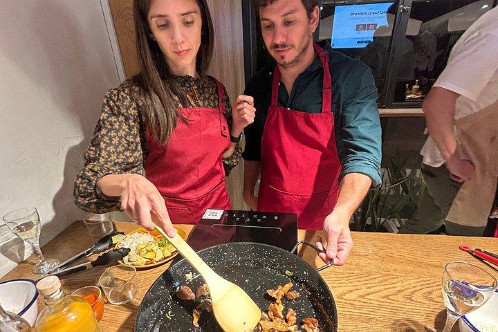 Paella-madlavningskursus i Barcelona | Lille gruppe, Cava og vin