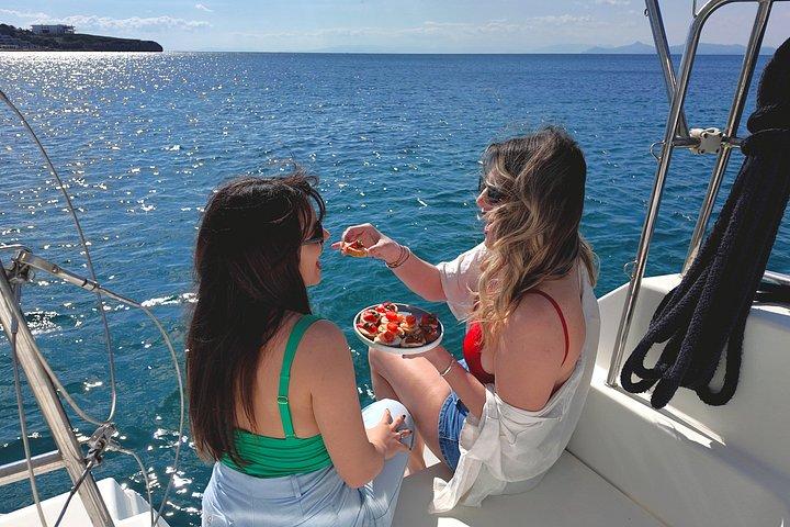 豪華なカタマランモーニングセミプライベートとギリシャ料理のアテネ