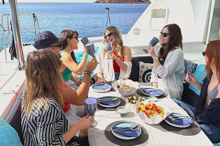 豪華なカタマランモーニングセミプライベートとギリシャ料理のアテネ