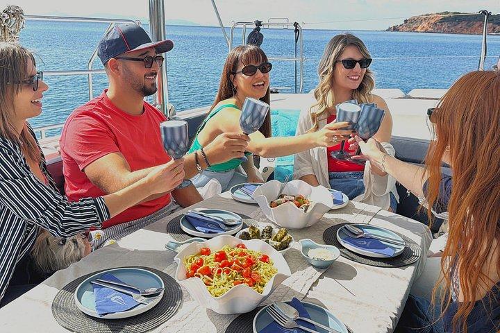 豪華なカタマランモーニングセミプライベートとギリシャ料理のアテネ