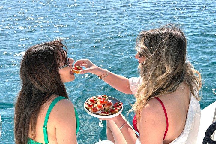豪華なカタマランモーニングセミプライベートとギリシャ料理のアテネ