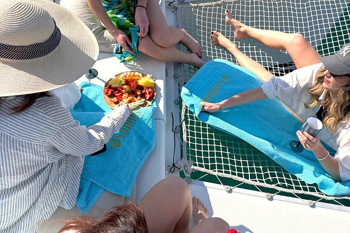 豪華なカタマランモーニングセミプライベートとギリシャ料理のアテネ
