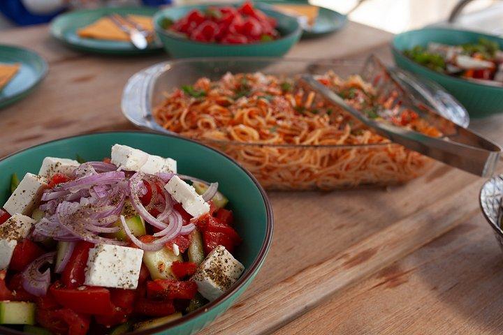 豪華なカタマランモーニングセミプライベートとギリシャ料理のアテネ
