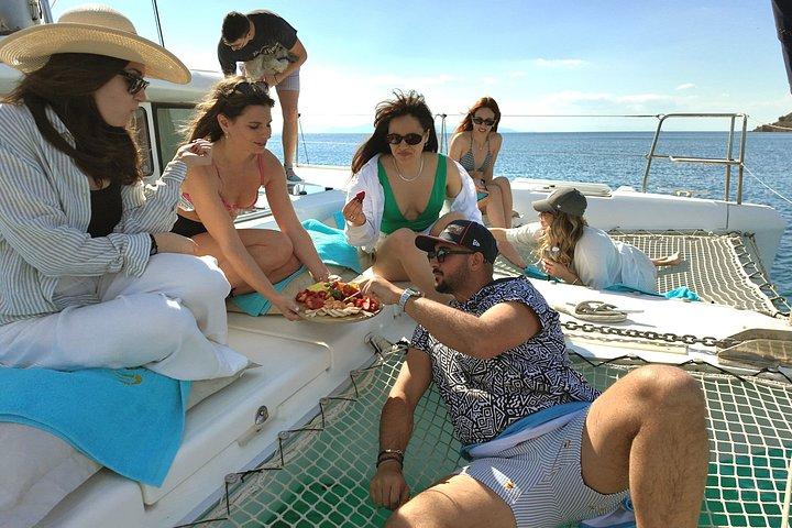 豪華なカタマランモーニングセミプライベートとギリシャ料理のアテネ