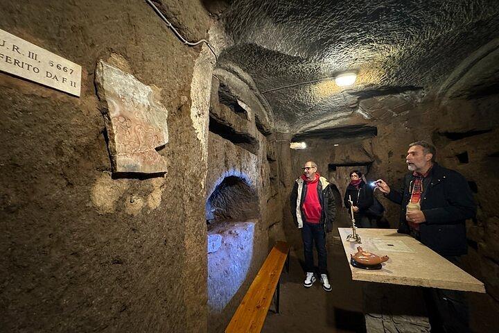 ゴルフカートで隠されたローマ：カタコンベ、地下墓地と神聖な芸術