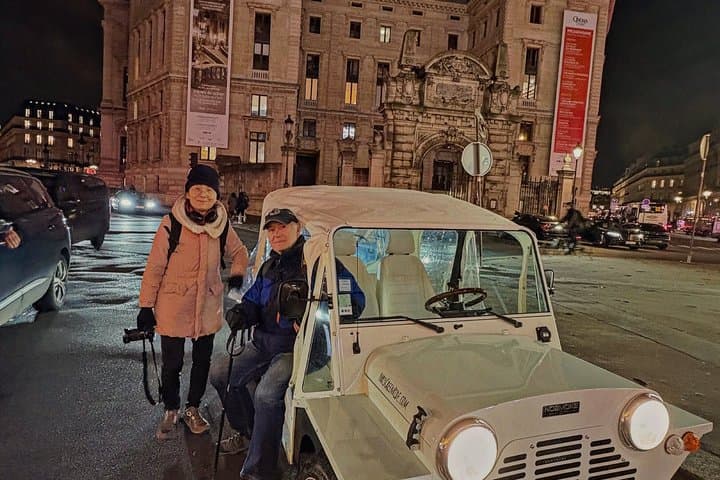 Paris Night Tour by Golf Cart Private and Eiffel Tower Lights