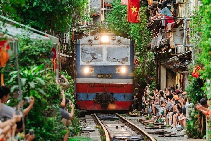 お香村と電車通りを巡るハノイハイライトツアー