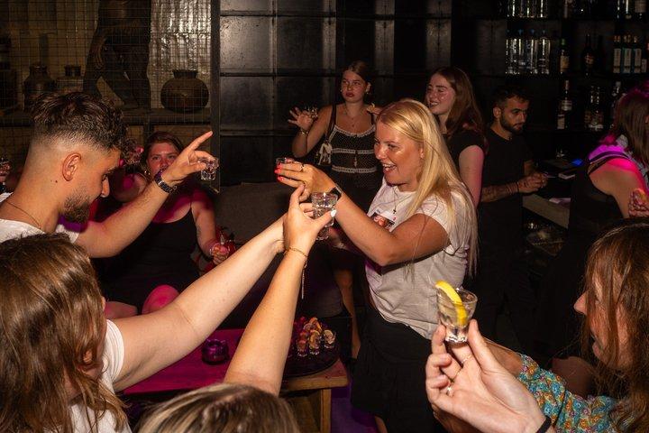 Rhodes Nightlife Pub Crawl Tour: Inscrições gratuitas e entrada no clube