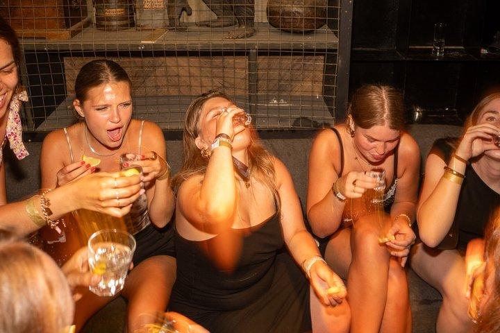 Rhodes Nightlife Pub Crawl Tour: Inscrições gratuitas e entrada no clube