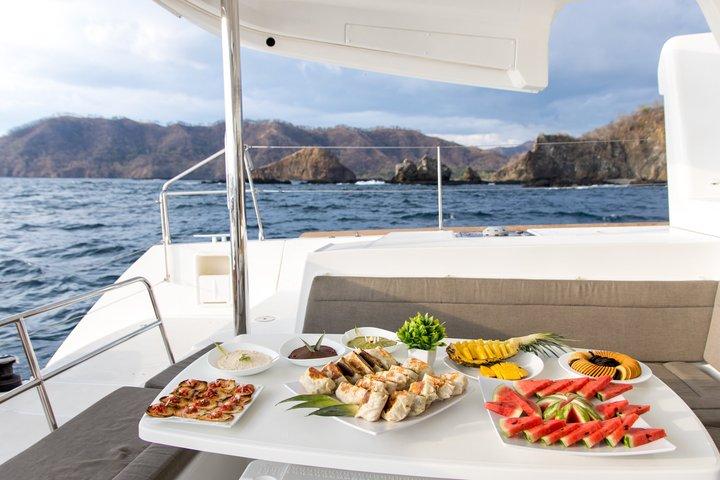 コスタリカカタマランシュノーケルカヤックパドルボード＆ドリンク