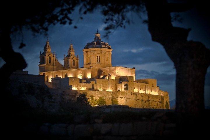 Malta by Night: Private Tour with a Traditional Maltese Dinner