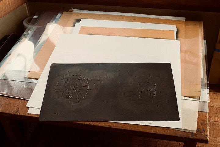 ステンシル彫刻家の工房と制作工程を見学