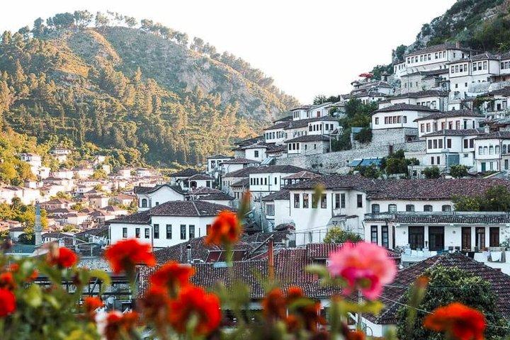Tour privato di 1 giorno a Berat UNESCO con degustazione di vini facoltativa