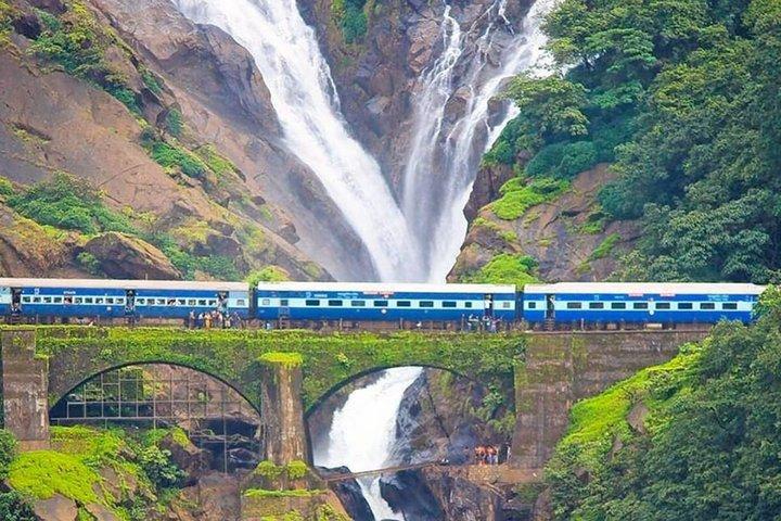 Dudhsagar Watervallen Tour Jeep Safari en Spice Plantation Bezoek