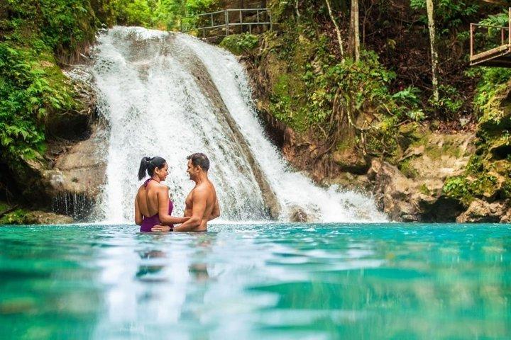 Private Blue Hole und Dunn's River Falls Tour von Negril Jamaica