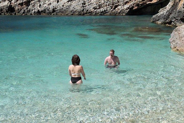 ティラナ＆ドゥレス：サザン島、洞窟＆カラブルンスピードボートトリップ